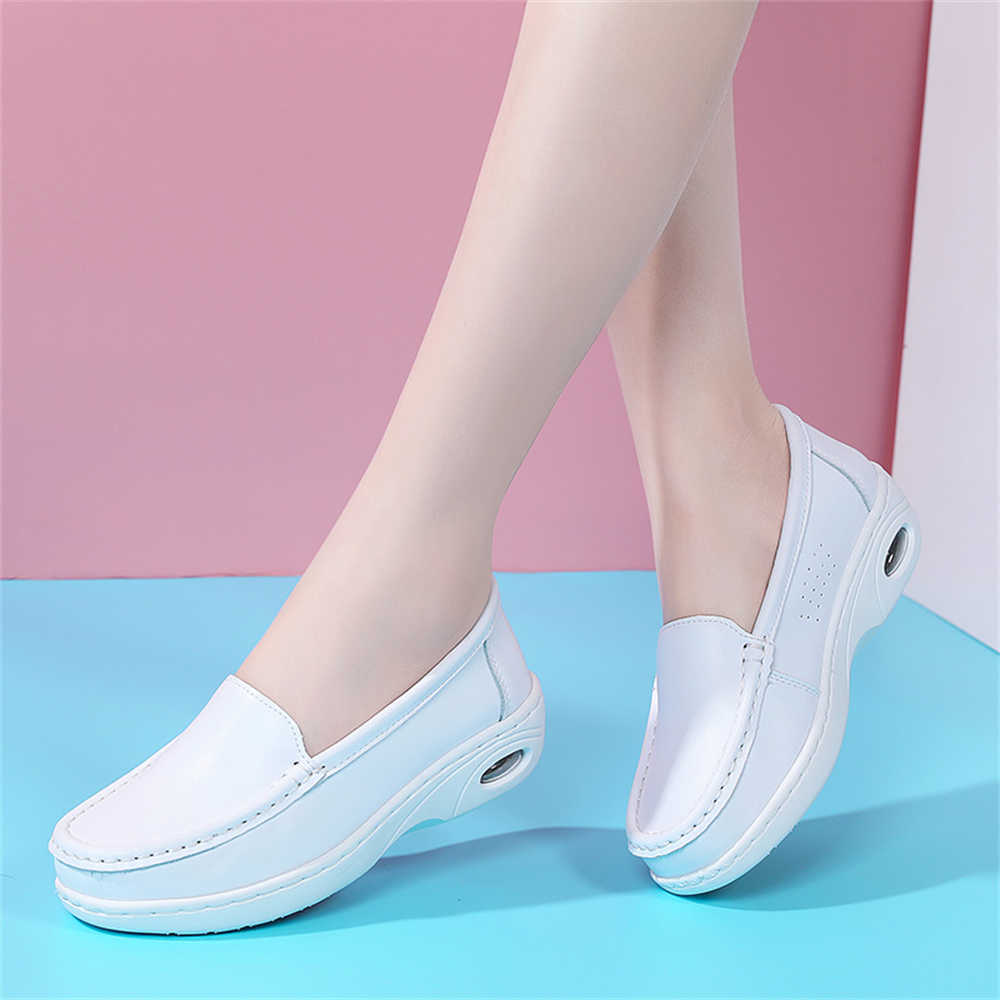 Women Shoes Types - Туфли на каблуке с белой подошвой,